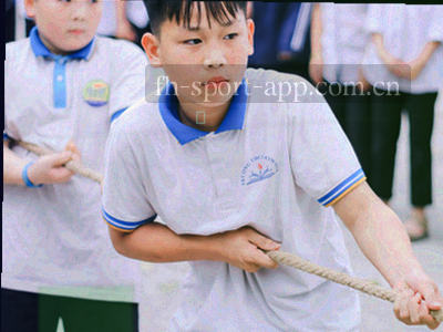 球员射门瞬间的剪影，无面部识别
